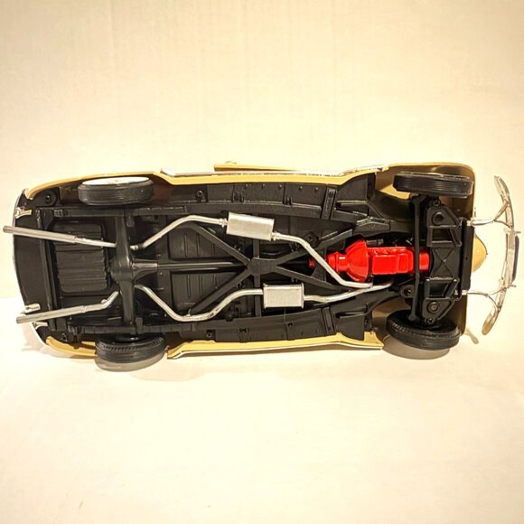 Welly 1:18 Scale 1941 Chevy Special Deluxe Cream Convertible Diecast Model Car - Picture 13 of 13